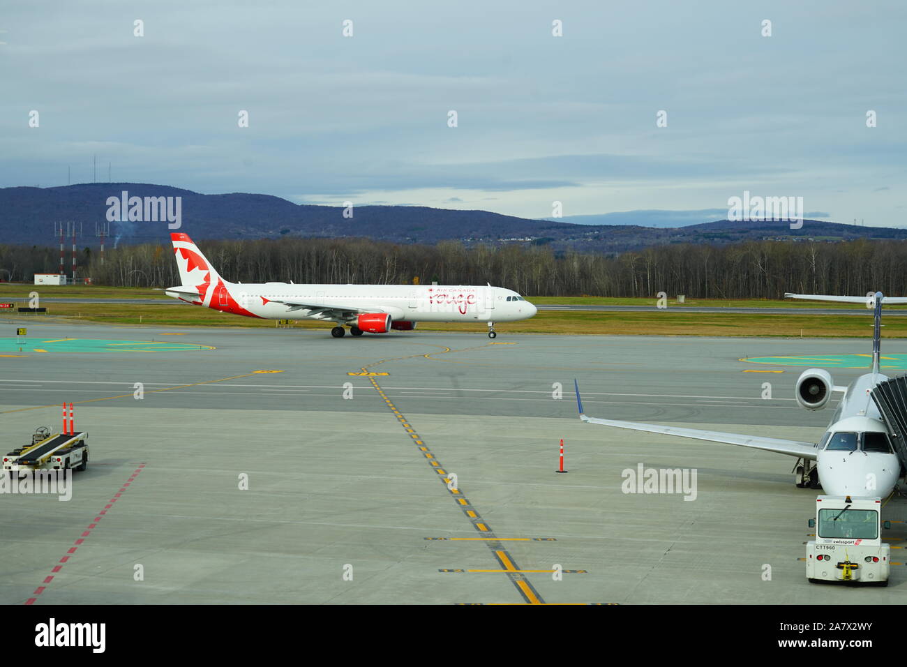 La VILLE DE QUÉBEC, CANADA -2 nov 2019- Vue d'un avion d'Air Canada Rouge (RV) à l'Aéroport International Jean Lesage (YQB) dans la ville de Québec, Canada. Banque D'Images