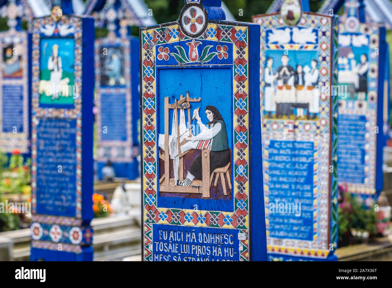 Tombes populaire traditionnelle sur Cimitirul Vesel - Cimetière Joyeux, célèbre cimetière dans le village de Sapanta, situé dans la région de Maramures, Roumanie Banque D'Images Tombes populaire traditionnelle sur Cimitirul Vesel - Cimetière Joyeux, célèbre cimetière dans le village de Sapanta, situé dans la région de Maramures, Roumanie Banque D'Images