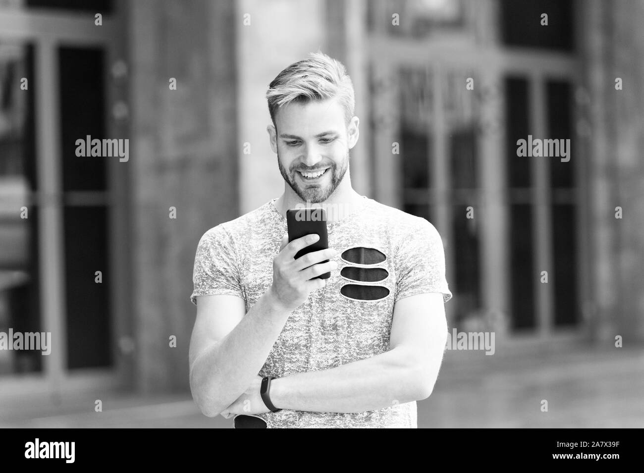 Phone créé pour ceux qui vivent sur le bord. Happy man talking on mobile phone on urban outdoor. En utilisant le mode haut-parleur branché caucasiens dans son téléphone. Effectuer un appel avec un téléphone portable ou téléphone. Banque D'Images