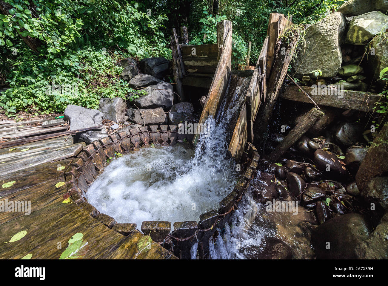 Valtoare naturel traditionnel lave-linge situé dans le village de Sapanta Maramures Comté de Roumanie Banque D'Images