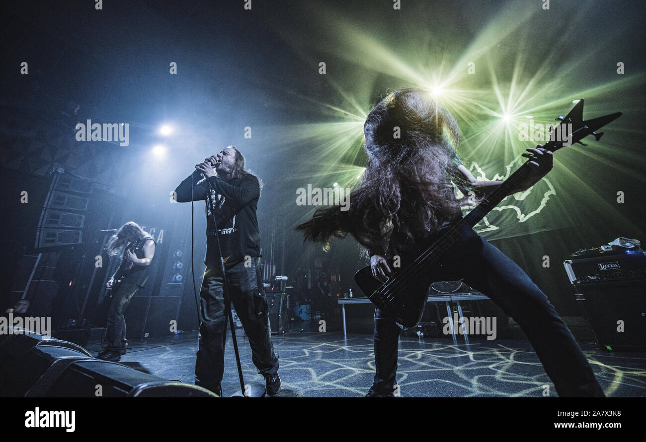 Copenhague, Danemark. 01er novembre 2019. Le groupe de death metal suédois Entombed A.D effectue un concert live à Vega à Copenhague. Ici le chanteur Lars Goran Petrov est vu sur scène avec le bassiste Caue De Marinis. (Photo crédit : Gonzales Photo - Nikolaj Bransholm). Banque D'Images