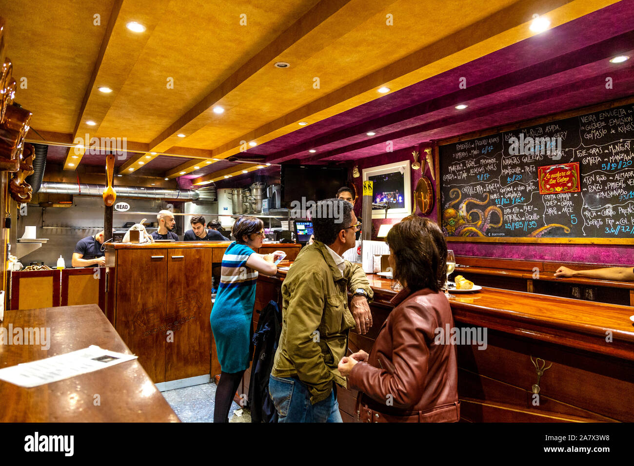 Intérieur du bar à tapas La Cuchara de San Telmo, les gens se tenant par le compteur, San Sebastian, Espagne Banque D'Images