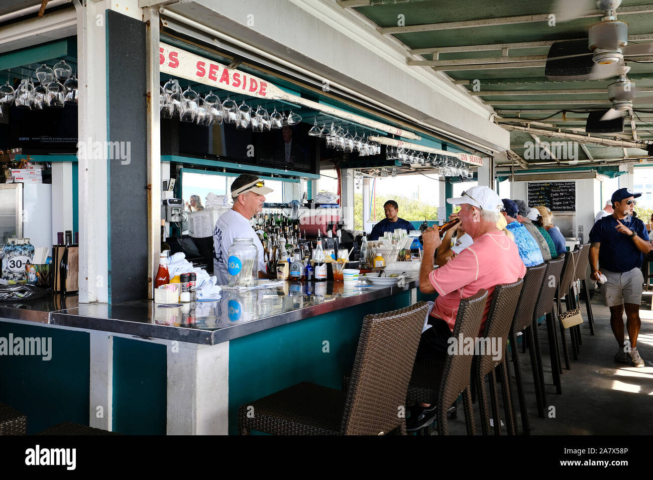 Homme barman derrière le bar à l'animation d'un bar sur le toit et un restaurant grill ou de bourgeon et Alley's dans la ville de plage de la Floride, États-Unis. Bord de mer Banque D'Images