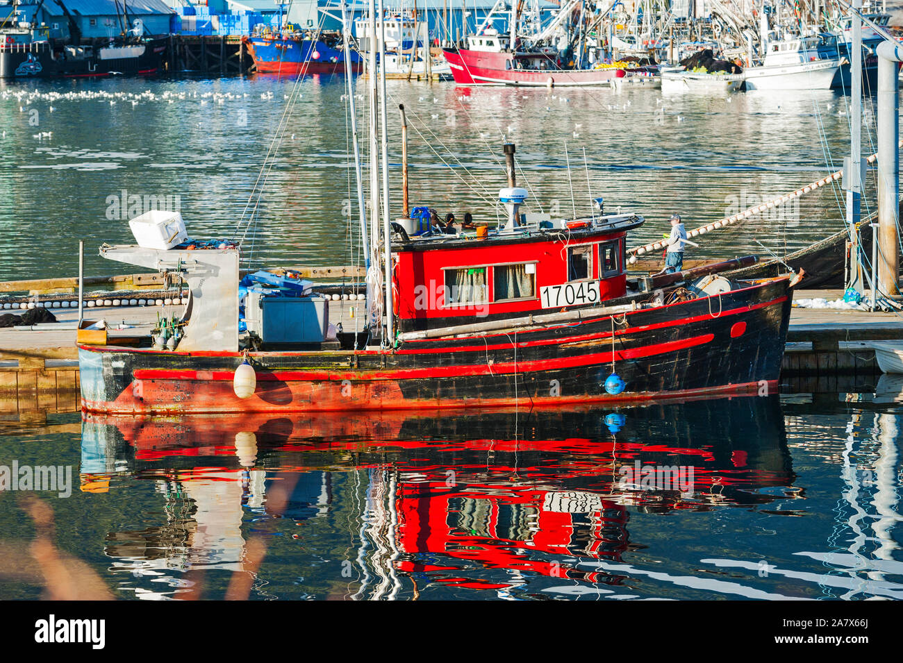 La pêche commerciale troller amarré à la plate-forme de travail de Sitka, Alaska, USA. Est une ville de Sitka en Alaska et l'arrondissement près de Juneau, la capitale de l'état. Banque D'Images
