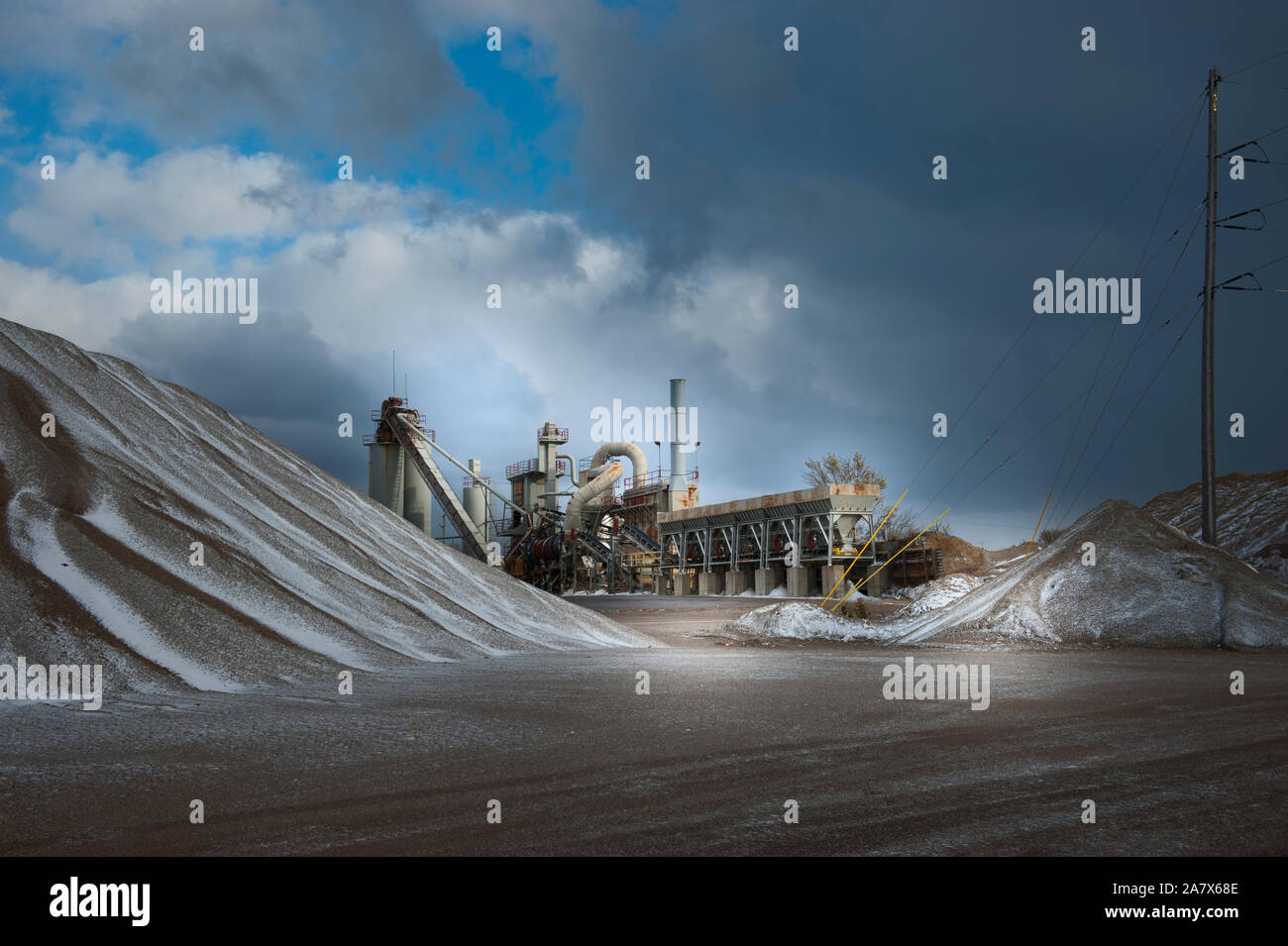 Pieux de pierre et de roche dans une entreprise locale de construction de routes en hiver. Ludington, Michigan, États-Unis. Banque D'Images