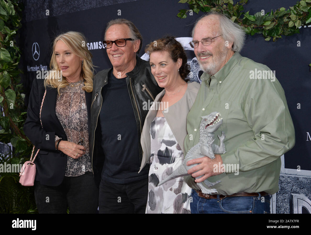 LOS ANGELES, CA - le 10 juin 2015 : Peter Fonda & épouse Margaret Parky DeVogelaere avec le paléontologue Jack Horner (à droite) lors de la première mondiale de 'Jurassic World' au Kodak Theater, Hollywood. © 2015 Paul Smith / Featureflash Banque D'Images