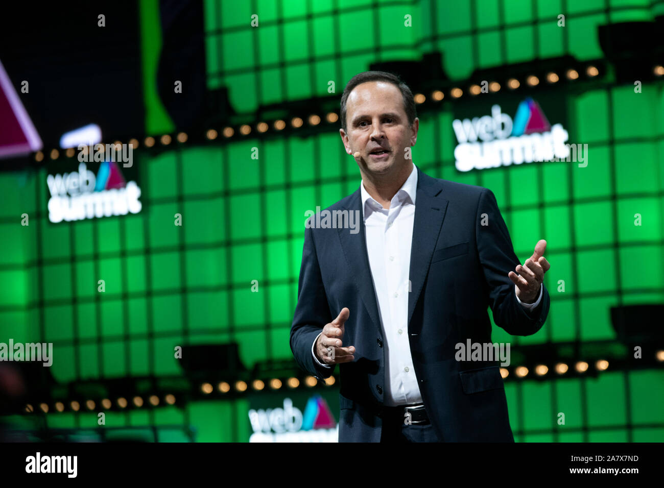 Fernando Medina, Maire de Lisbonne parle à l'auditoire à Altice Arena le centre de la scène lors de la cérémonie d'ouverture du Sommet 2019 sur le Web.L'édition de 2019 le Sommet mondial sur le Web a commencé à Lisbonne. C'est l'une des plus grandes conférences technologiques dans le monde et également un point de rencontre pour le débat sur l'évolution technologique dans la vie des gens. La conférence a été vendu. Banque D'Images