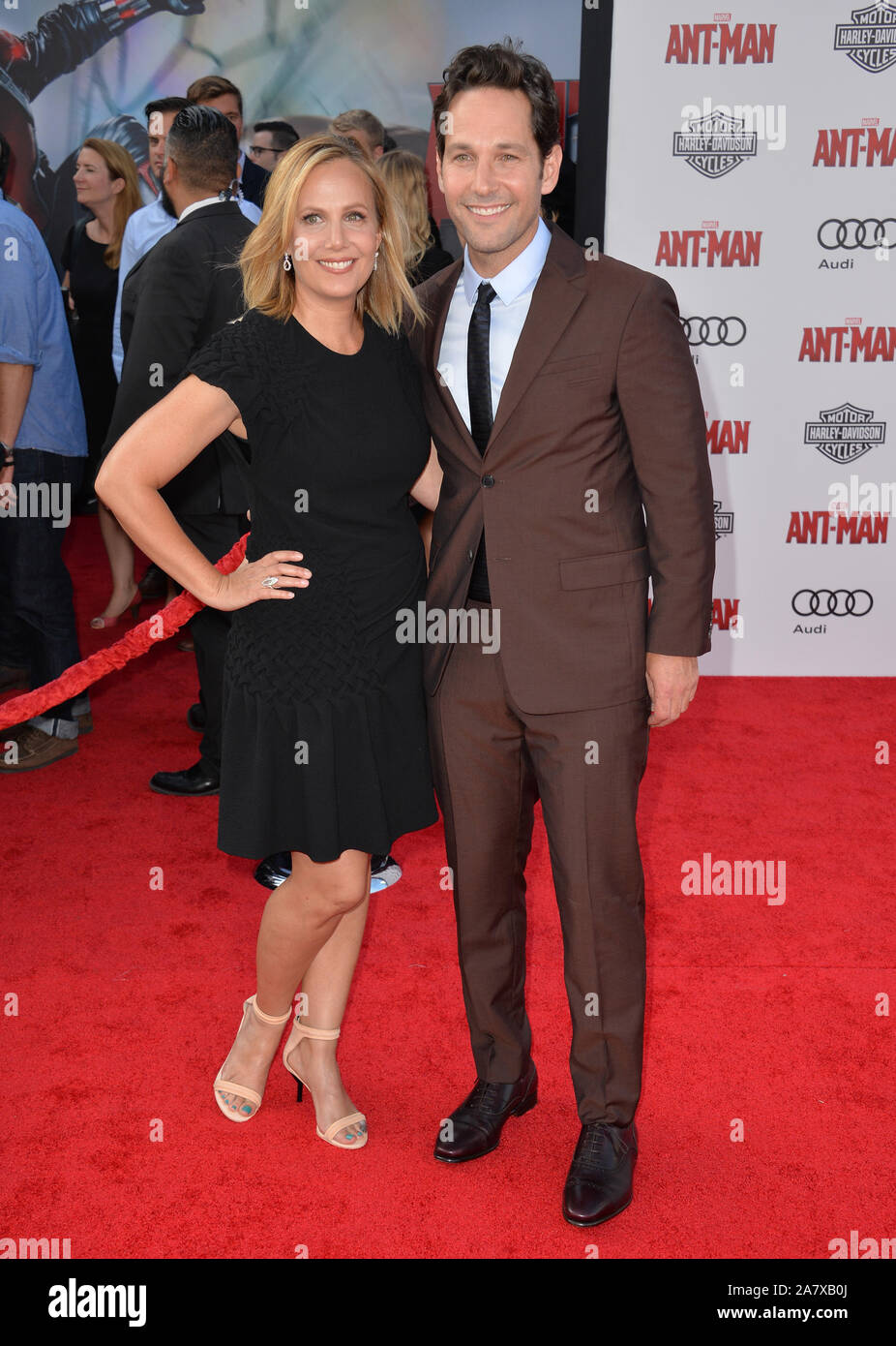 LOS ANGELES, CA - le 29 juin 2015 : l'acteur Paul Rudd et épouse Julie Yaeger lors de la première mondiale de son film 'Ant-Man' au Kodak Theater, Hollywood. © 2015 Paul Smith / Featureflash Banque D'Images
