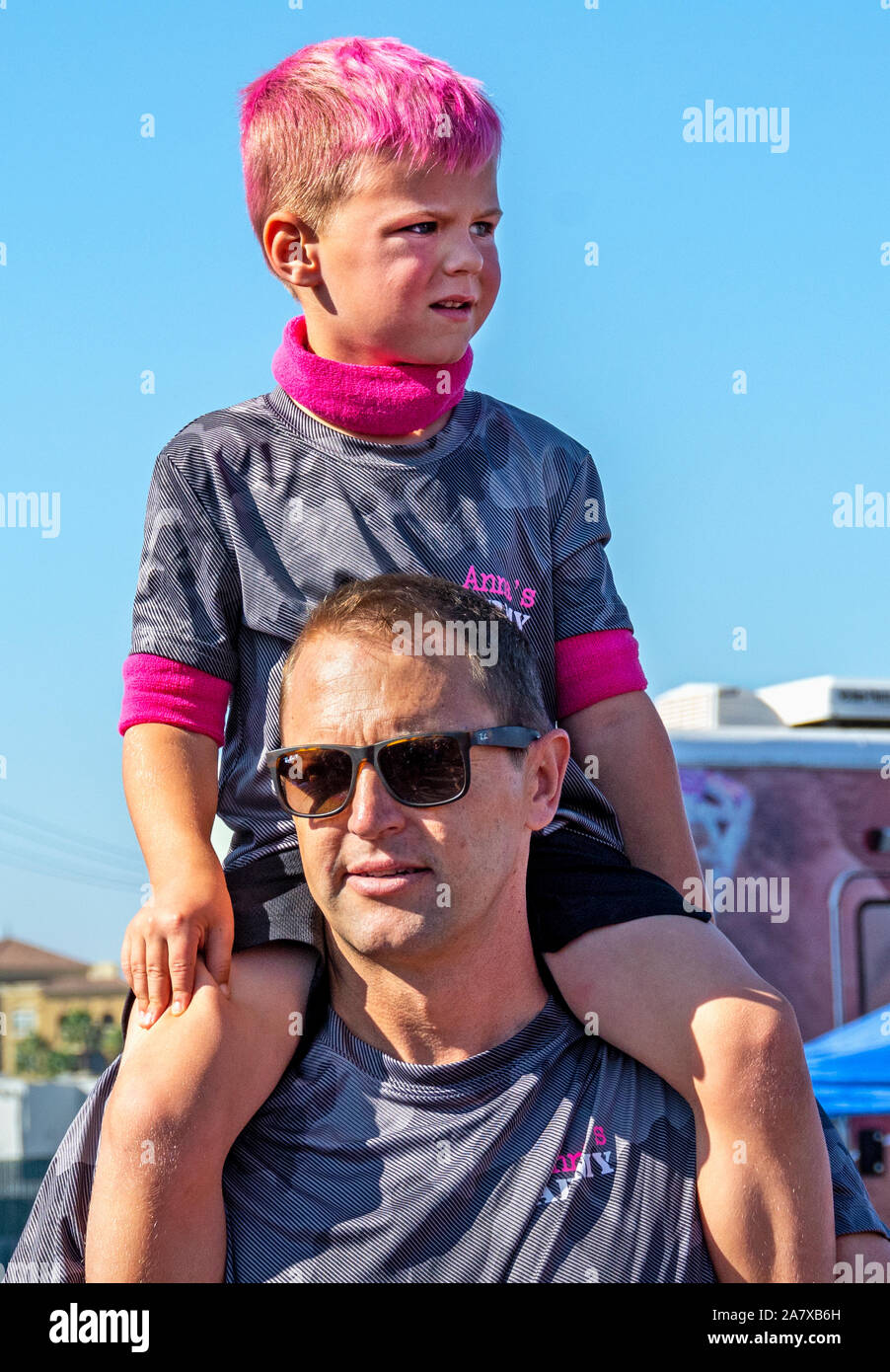 Anaheim, Californie / USA - Nov 3, 2019 : d'un mignon, jeune garçon aux cheveux rose l'assise sur les épaules de son père à la FRDJ 2019 Un marche. Banque D'Images