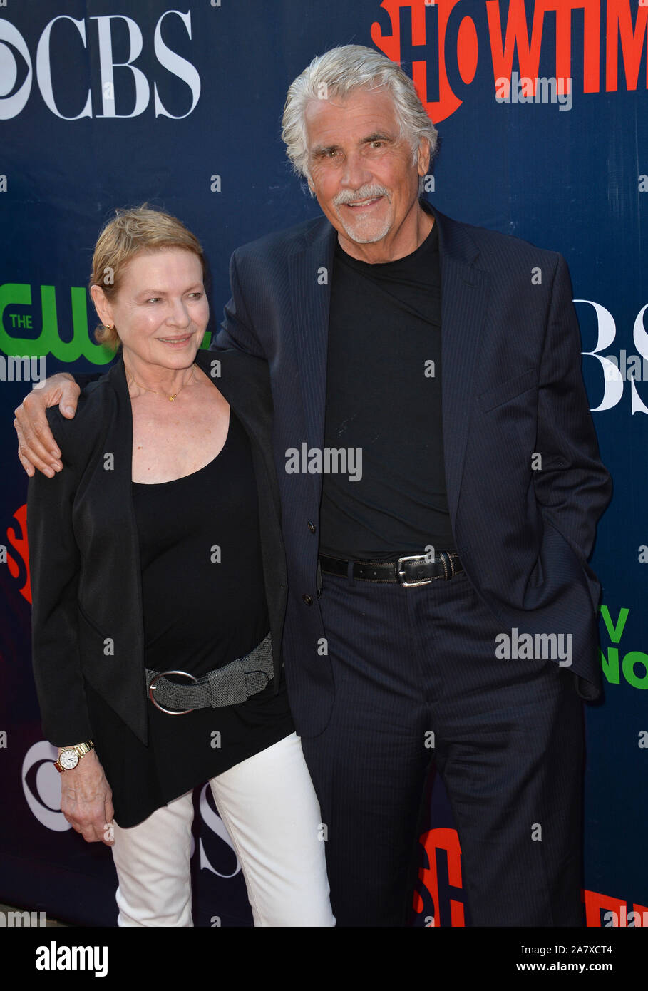 LOS ANGELES, CA - le 10 août 2015 : James Brolin & Dianne Wiest au SCB - Showtime et CW TCA Summer Party au Pacific Design Center, West Hollywood. © 2015 Paul Smith / Featureflash Banque D'Images