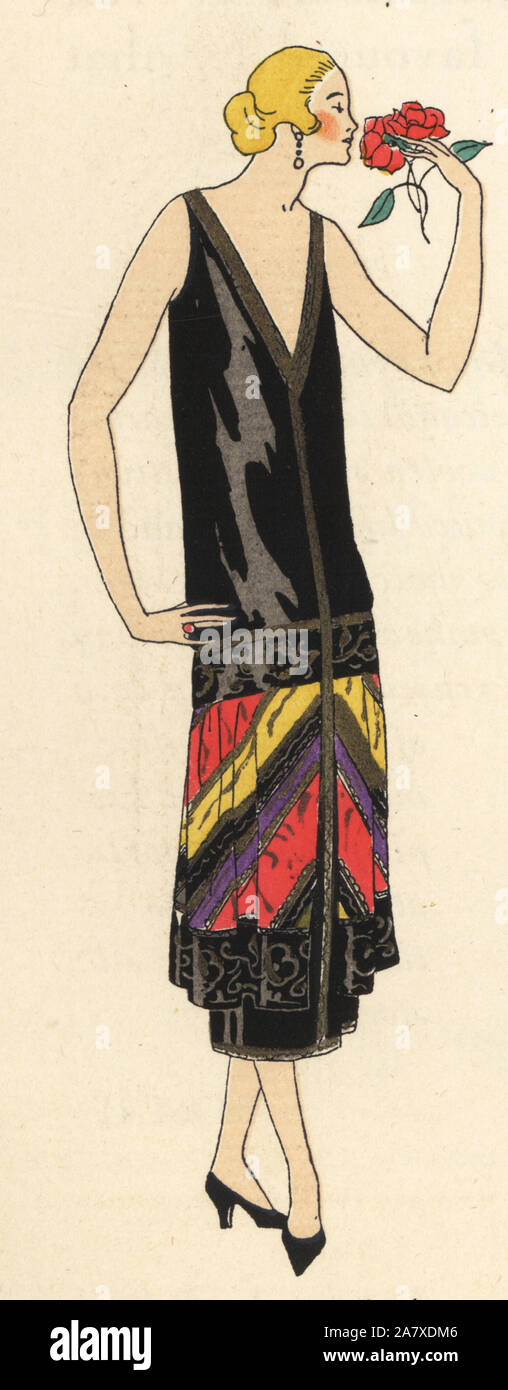 Femme en robe de soirée de crêpe noir avec lame d'or et motif imprimé. Coloriée pochoir (stencil) lithographie du magazine de mode de luxe français Art, la goutte, Beaute, 1925. Banque D'Images