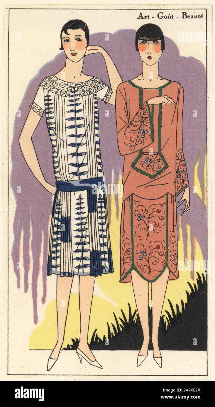 Femme en robe d'après-midi en crêpe de chine avec un motif d'impression dentelle, et femme en robe de crêpe georgine brodé de roses. Coloriée pochoir (stencil) lithographie du magazine de mode de luxe français Art, la goutte, Beaute, 1926. Banque D'Images