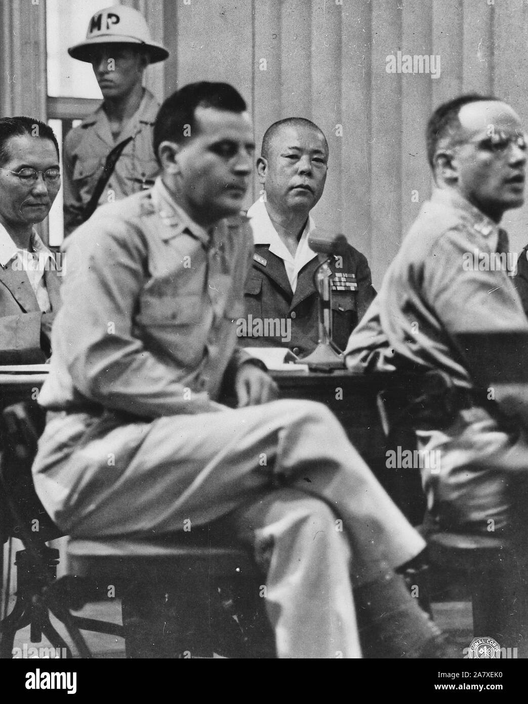 Général japonais Tomoyuki Yamashita, flanqué de son avocat, à son procès à Manille, aux Philippines. Octobre 29, 1945 Banque D'Images