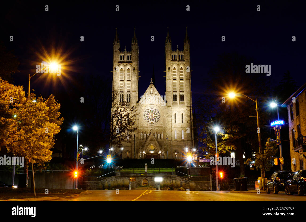 Le centre-ville de Guelph landmark building Basilique de Notre-Dame immaculée, un lieu historique national du Canada, dans la soirée. Consacrée en 1883, la est Gothi Banque D'Images