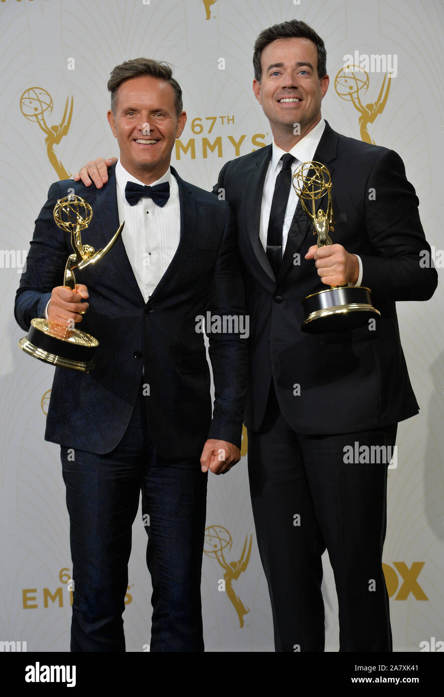 LOS ANGELES, CA - 20 septembre 2015 : Mark Burnett & Carson Daly (droite) lors de la 67e Primetime Emmy Awards au Théâtre la vivre. © 2015 Paul Smith / Featureflash Banque D'Images