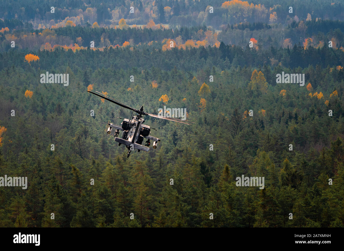 Un AH64 de la Compagnie Charlie, 1-3ème Bataillon de Reconnaissance, Attaque effectue les virages à l'engagement de cibles au cours de tir réel sur Grafenwoehr Secteur d'entraînement pendant 20 Prêt de dragons. (U.S. Photo de l'armée par le Major Robert Fellingham) Banque D'Images