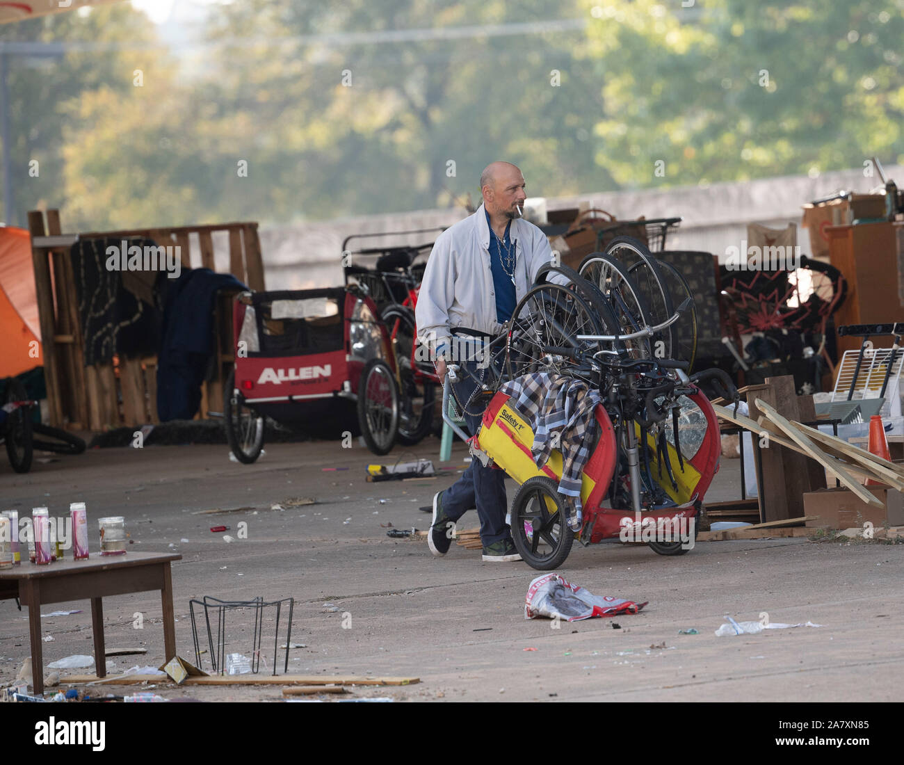 Texan sans-abri temporaire en vertu de campement laisse viaduc de l'autoroute de l'état, les travailleurs se déplacent en ordonnée par Texas Gov. Greg Abbott pour nettoyer les zones sans-abri dans l'emprise publique à Austin, TX. Il y a 17 sites identifiés prévue pour le nettoyage dans la région d'Austin. Banque D'Images