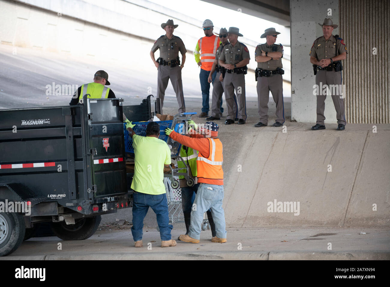 Ministère des Transports du Texas traitants nettoyer sous un passage supérieur à la route 290 Ouest comme ils terminer les travaux commandés par Texas Gov. Greg Abbott pour nettoyer les zones sans-abri dans la région de Austin. Banque D'Images