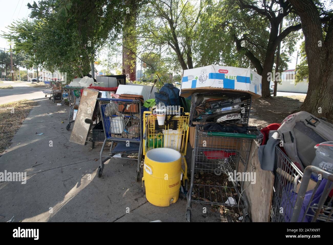 Les Texans de sans-abri, font leurs effets personnels dans leur préparation pour les travailleurs de l'état pour effacer leur camp de fortune sous un viaduc commandé par Texas Gov. Greg Abbott. Banque D'Images