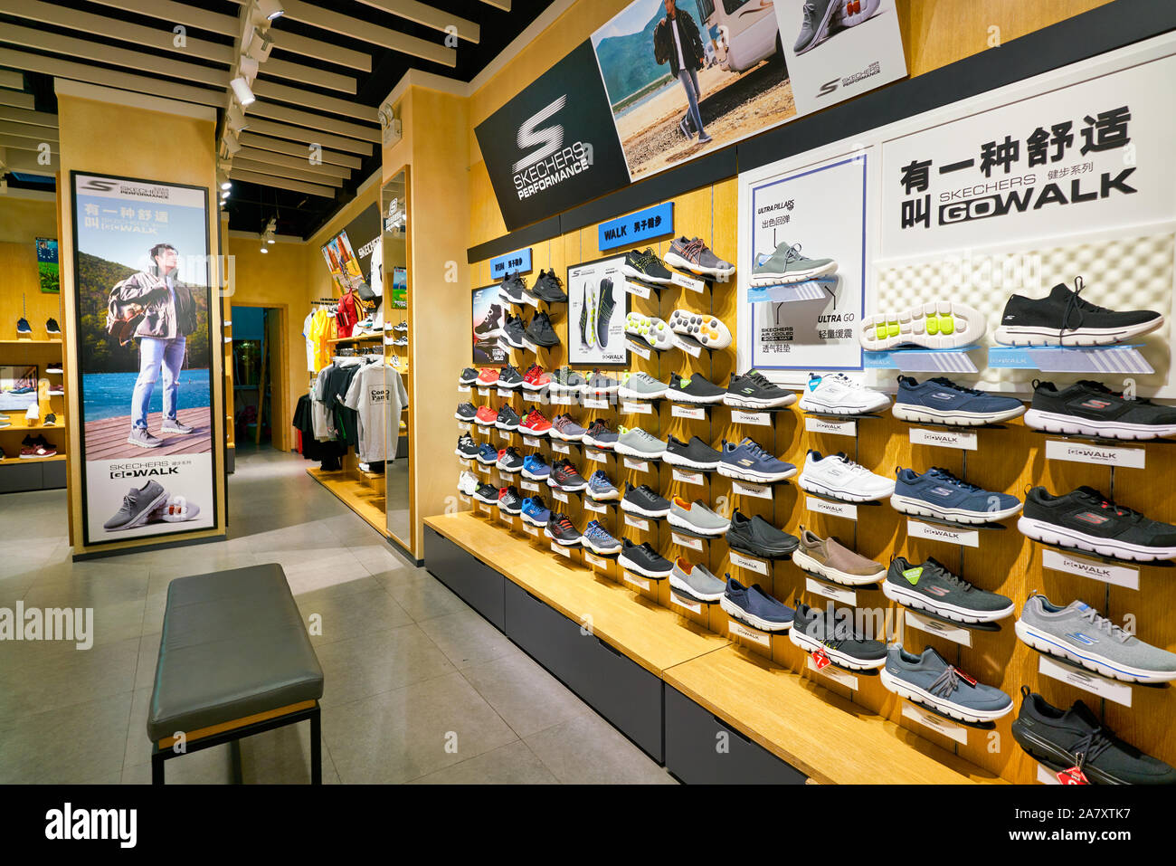 SHENZHEN, CHINE - circa 2019 avril : interior shot of Skechers stocker à un centre commercial à Shenzhen. Banque D'Images