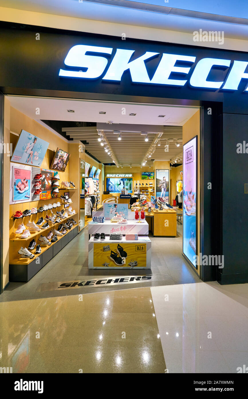 SHENZHEN, CHINE - CIRCA AVRIL, 2019 : entrée de Skechers stocker à un centre commercial à Shenzhen. Banque D'Images