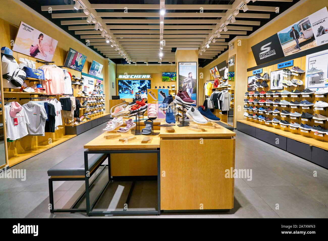 SHENZHEN, CHINE - circa 2019 avril : interior shot of Skechers stocker à un centre commercial à Shenzhen. Banque D'Images