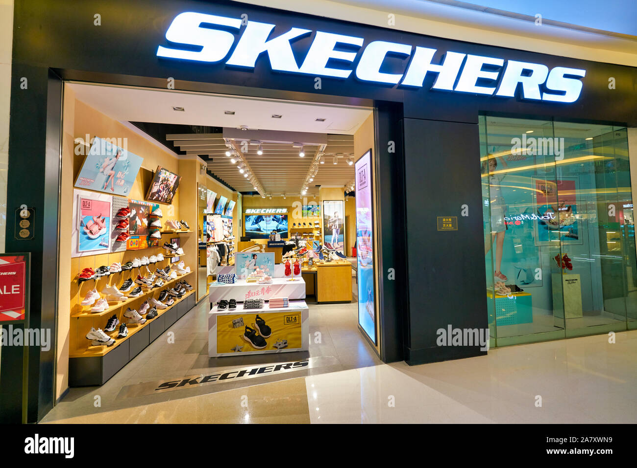 SHENZHEN, CHINE - CIRCA AVRIL, 2019 : entrée de Skechers stocker à un centre commercial à Shenzhen. Banque D'Images