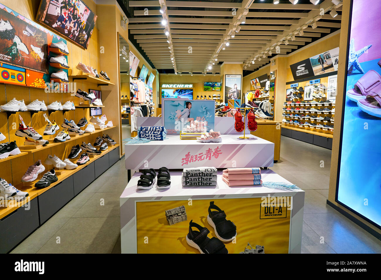 SHENZHEN, CHINE - circa 2019 avril : interior shot of Skechers stocker à un centre commercial à Shenzhen. Banque D'Images