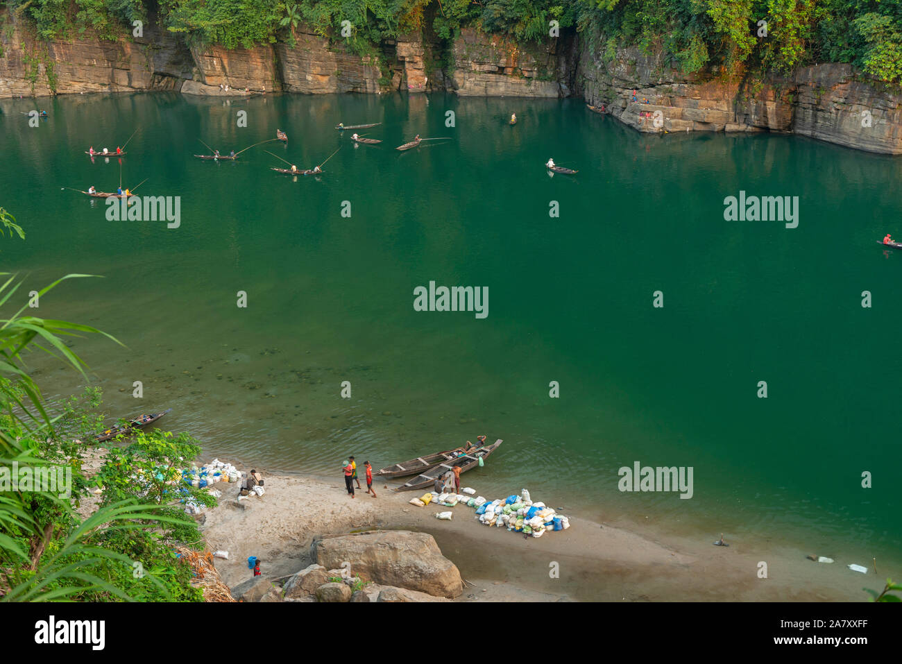 Vue aérienne de la pêche et bateaux, Umngot , Rivière du Meghalaya, en Inde Banque D'Images