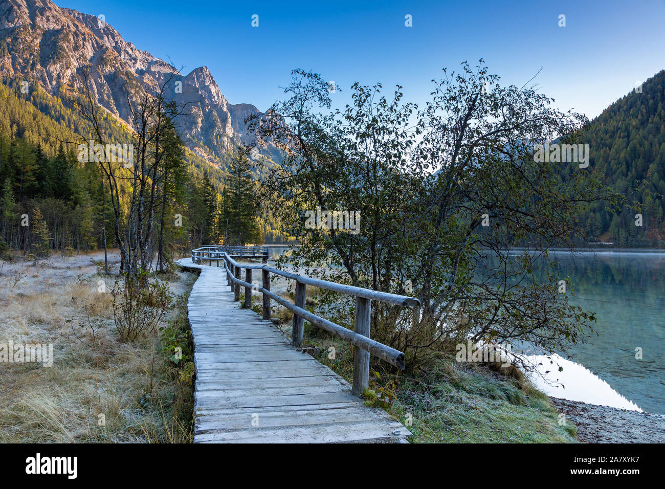À la lumière du matin, le lac Lac Anterselva Antholz, Tyrol du Sud, à l'automne Banque D'Images