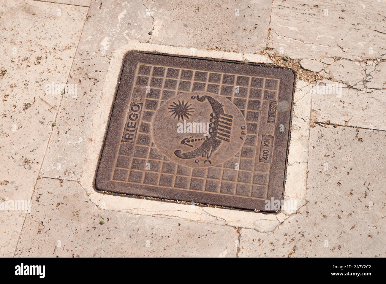 La conception de navires antiques sur un couvercle de vidange Banque D'Images