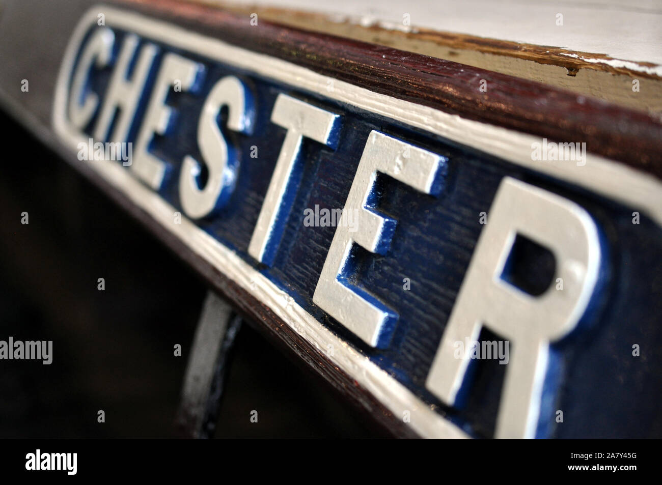 National Railway Museum York : un panneau bleu et blanc avec le nom de la ville de Chester Banque D'Images