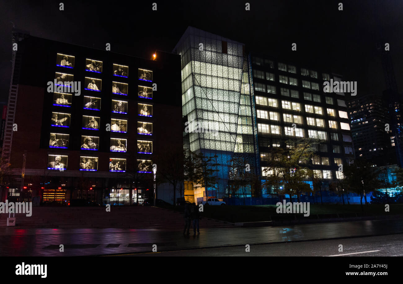 Mai 2019. Montréal édifice de verre dans le centre de la ville (Québec, Canada). Belle de nuit ultra grand-angle. Un éclairage intéressant. Banque D'Images Mai 2019. Montréal édifice de verre dans le centre de la ville (Québec, Canada). Belle de nuit ultra grand-angle. Un éclairage intéressant. Banque D'Images