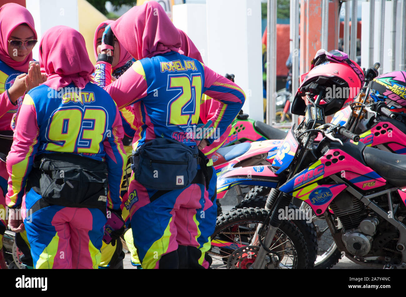 Un groupe de femmes portant le hijab discuter devant un événement moto  trail Photo Stock - Alamy