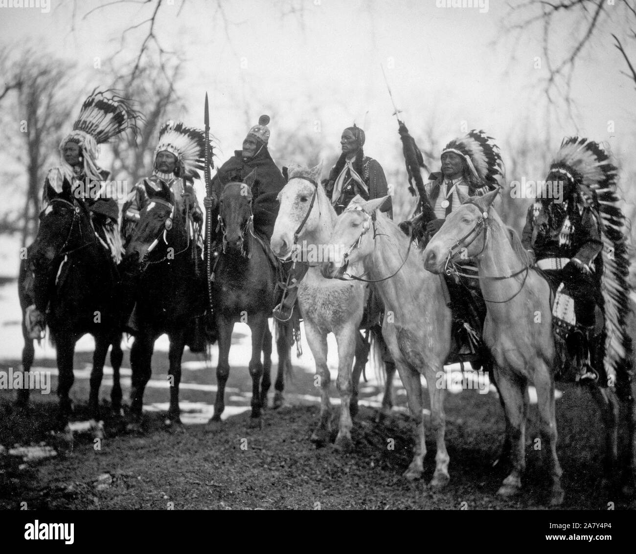 Six chefs de tribu (g à d) Petit Plume (Piégans), Charley Buckskin (SEI), Geronimo (Apache chiricahua), Quanah (Parker (Comanche), corne creuse (Ours Brulé Sioux), et American Horse (Sioux Oglala) à cheval en tenue de cérémonie Banque D'Images