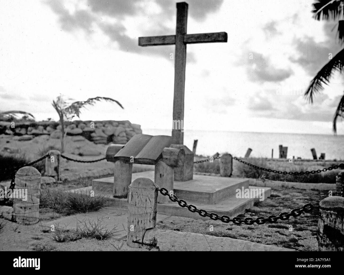 La Seconde Guerre mondiale Photo - Cette croix de repères les tombes de dizaines de deuxième division de marine qui ont perdu la vie sur l'île de Tarawa, c'était à l'époque la plus sanglante bataille de l'histoire de la Marine américaine Banque D'Images