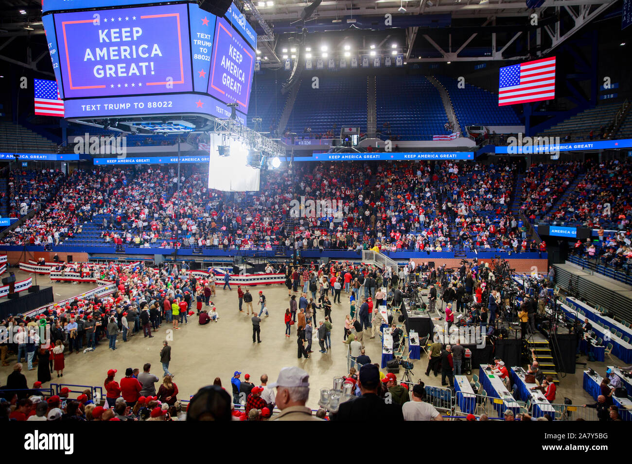 11042019 - Lexington, Kentucky, USA : les médias, droit, remplit les contremarches avant de Donald J. Trump's Keep America Super Rally, Le lundi 4 novembre 2019 à Rupp Arena de Lexington, Kentucky. Banque D'Images