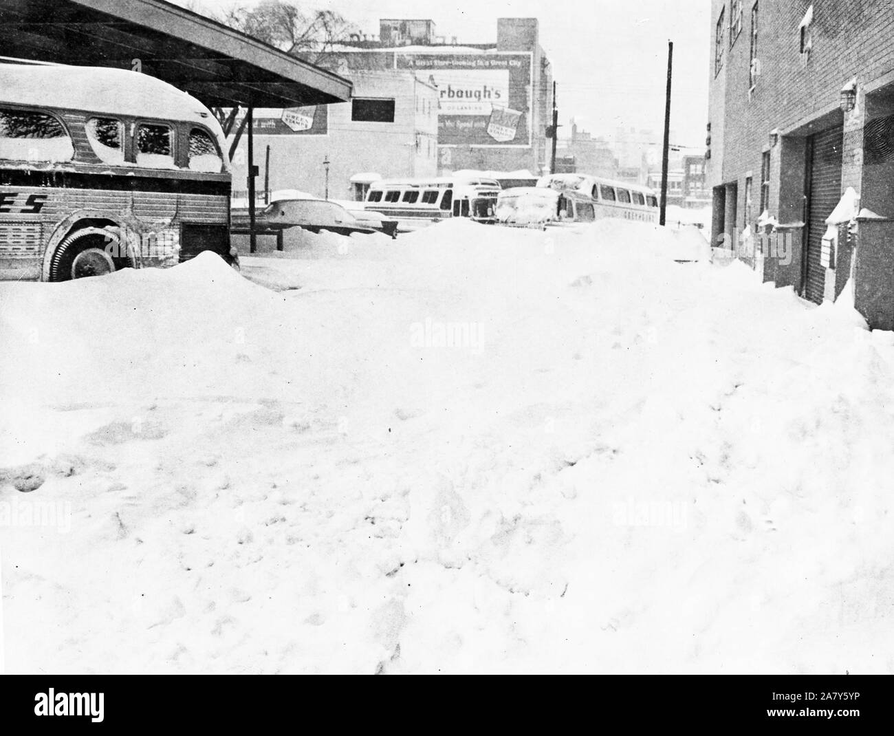 Parking obstrué la neige avec les bus 27 Janvier 1967 Banque D'Images Parking obstrué la neige avec les bus 27 Janvier 1967 Banque D'Images