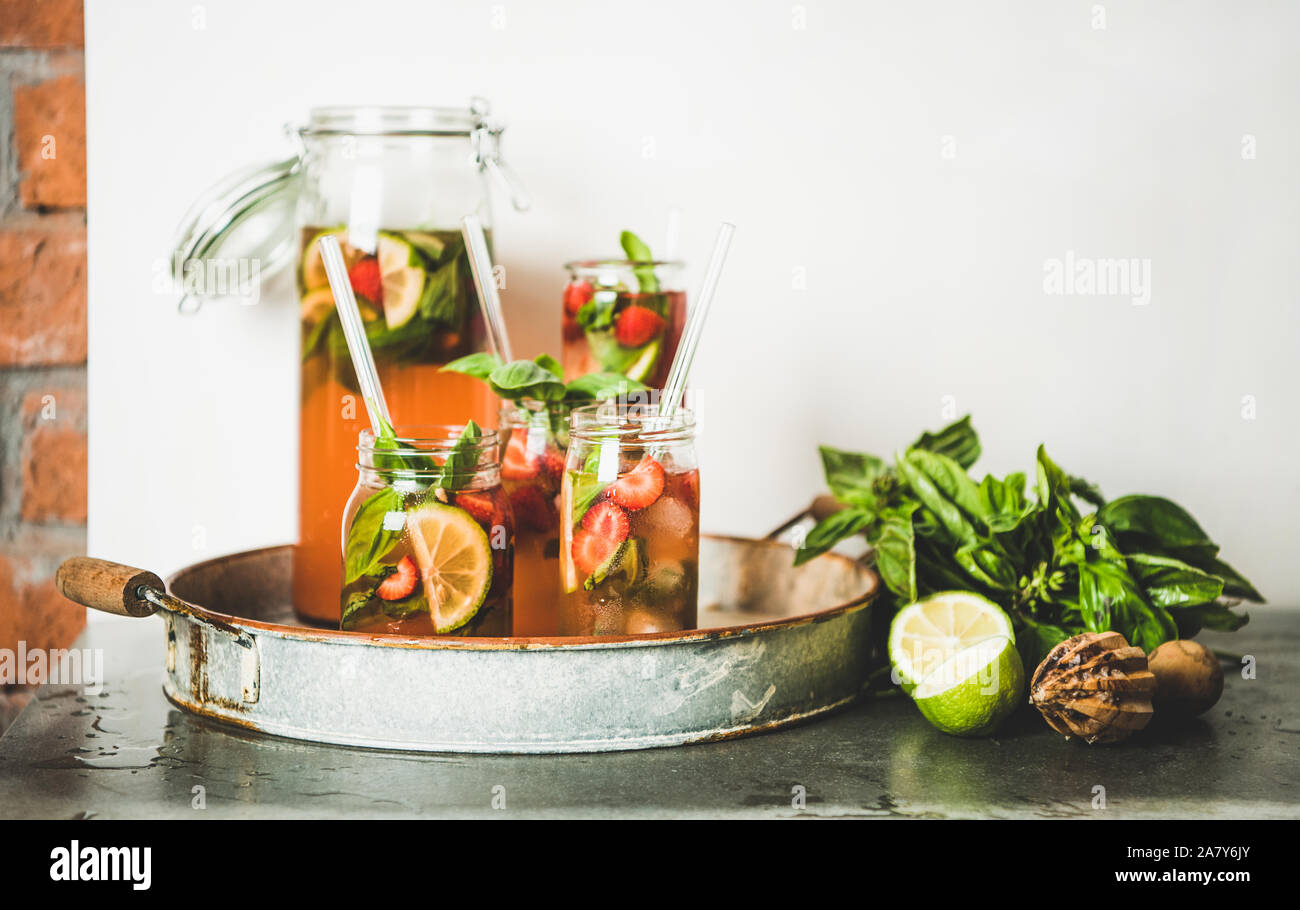 Des fraises fraîches et de basilic dans des bocaux en verre de limonade, copy space Banque D'Images