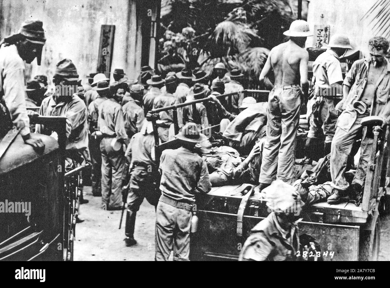 25 mai 1942 prisonniers Philippins et Américains, capturés à Corregidor, arrivent à la prison de Bilibid par pied et par camion que le japonais. Elles ont été prises par bateau à Cavite. Banque D'Images