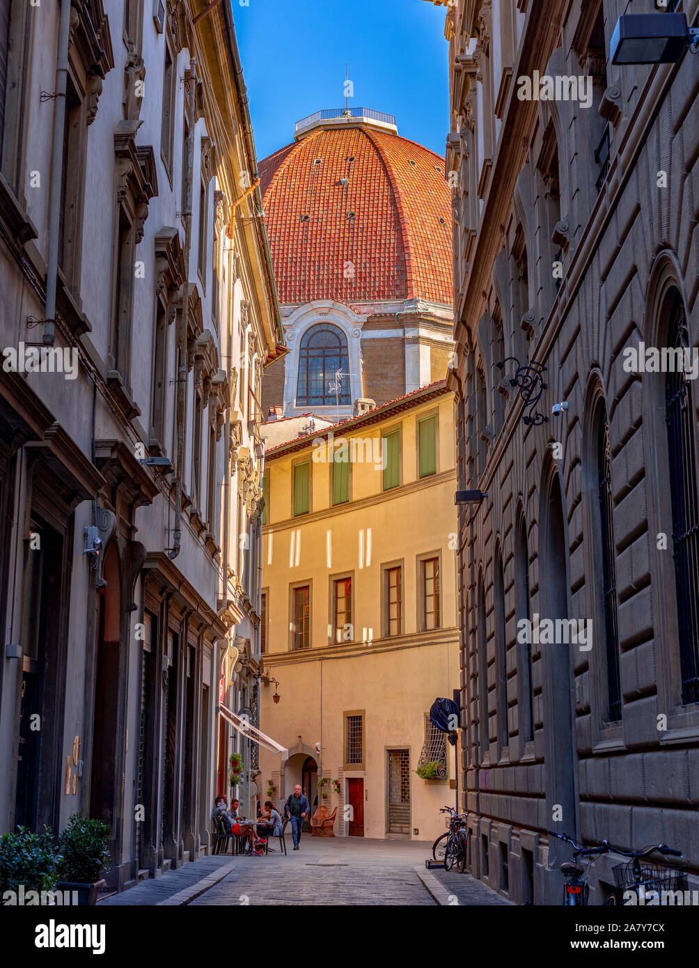 Florence, Italie - 27 août 2018 FlorenceCathedral : Santa Maria del Fiore à partir de la rue étroite avec la lumière du soleil du matin Banque D'Images