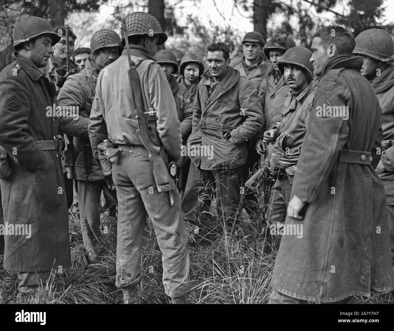 Ces soldats américains de la 28e Division et de l'entreprise Quartier-maître, est resté et a combattu les Allemands en s'étiole, Belgique, jusqu'à ce que leurs munitions étaient épuisées. Montré à Bastogne, Belgique. 12 20 44. Banque D'Images