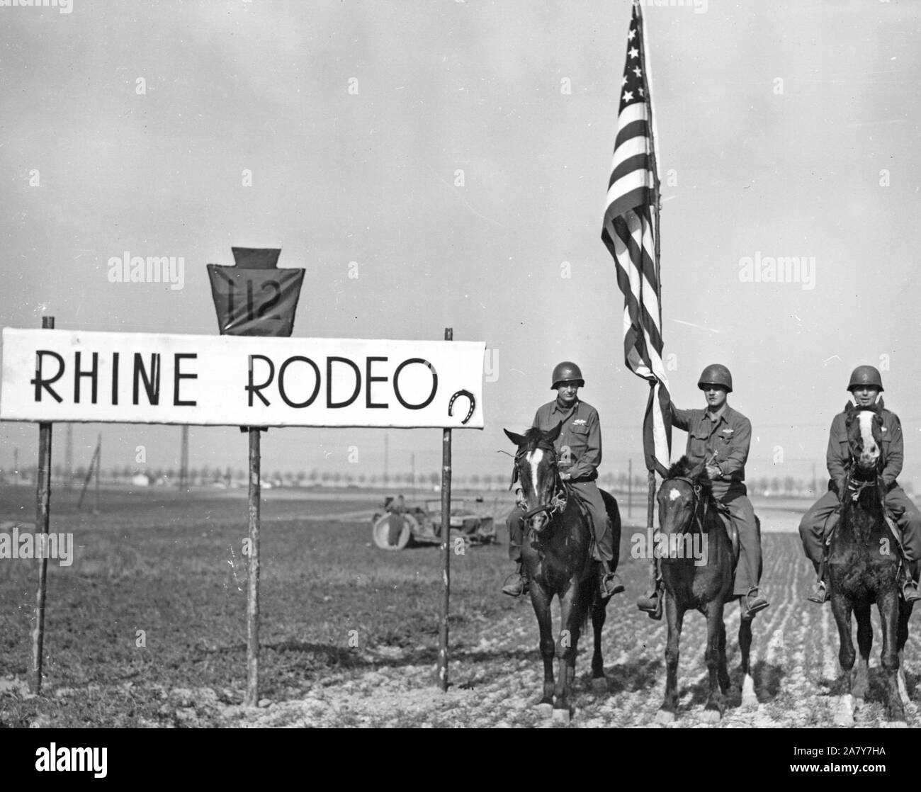 Rodéo du Rhin. Les fantassins de la 28e Division, première armée américaine, étape un rodéo sur la rive du Rhin à Karlick, l'Allemagne, tandis que les réservoirs sont pleins à quelques kilomètres de l'autre côté de la rivière. 3/25/45. Banque D'Images