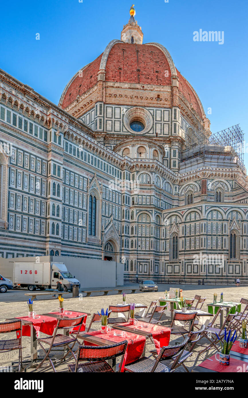 Florence, Italie - 27 août 2018 : Duomo, la cathédrale Santa Maria del Fiore à Florence avec cafe tables dans l'avant-plan Banque D'Images
