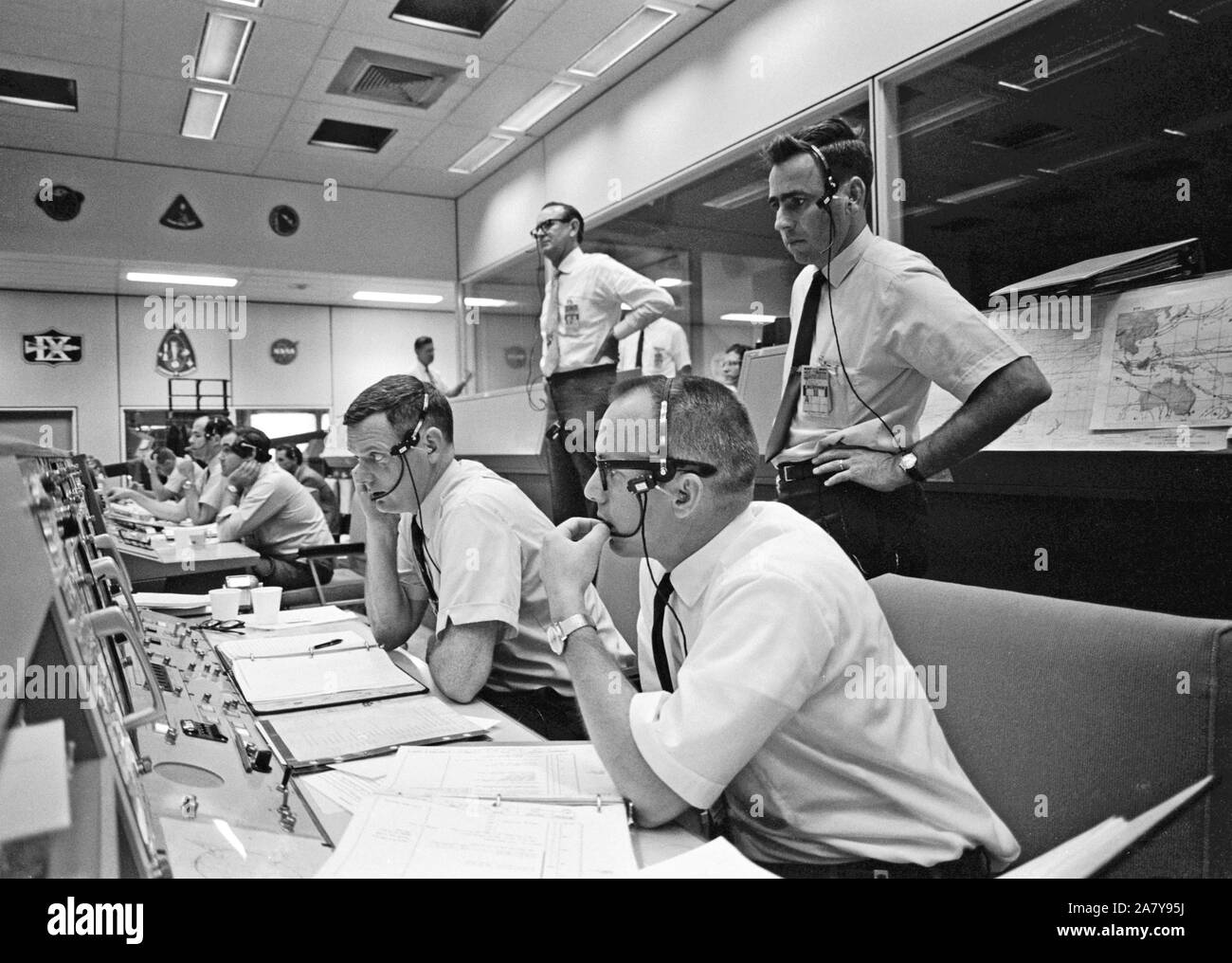 Vue de l'activité sur la console du directeur de vol dans la salle de contrôle des opérations de mission dans le centre de contrôle de mission, bâtiment 30, le premier jour de la mission Apollo 10 en orbite lunaire Banque D'Images