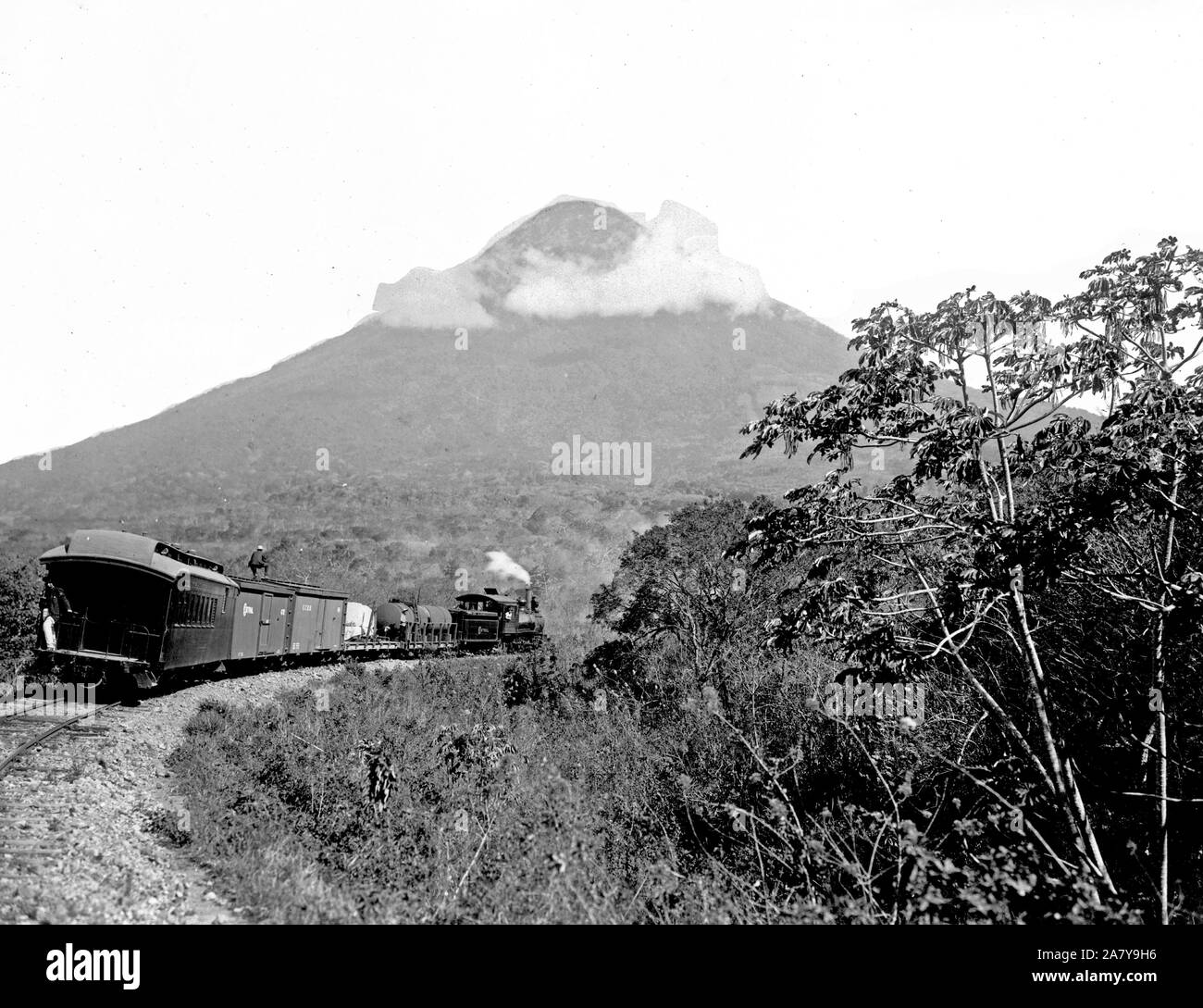 Central Railroad et le volcan de Agua, le Guatemala 1890-1923 Banque D'Images