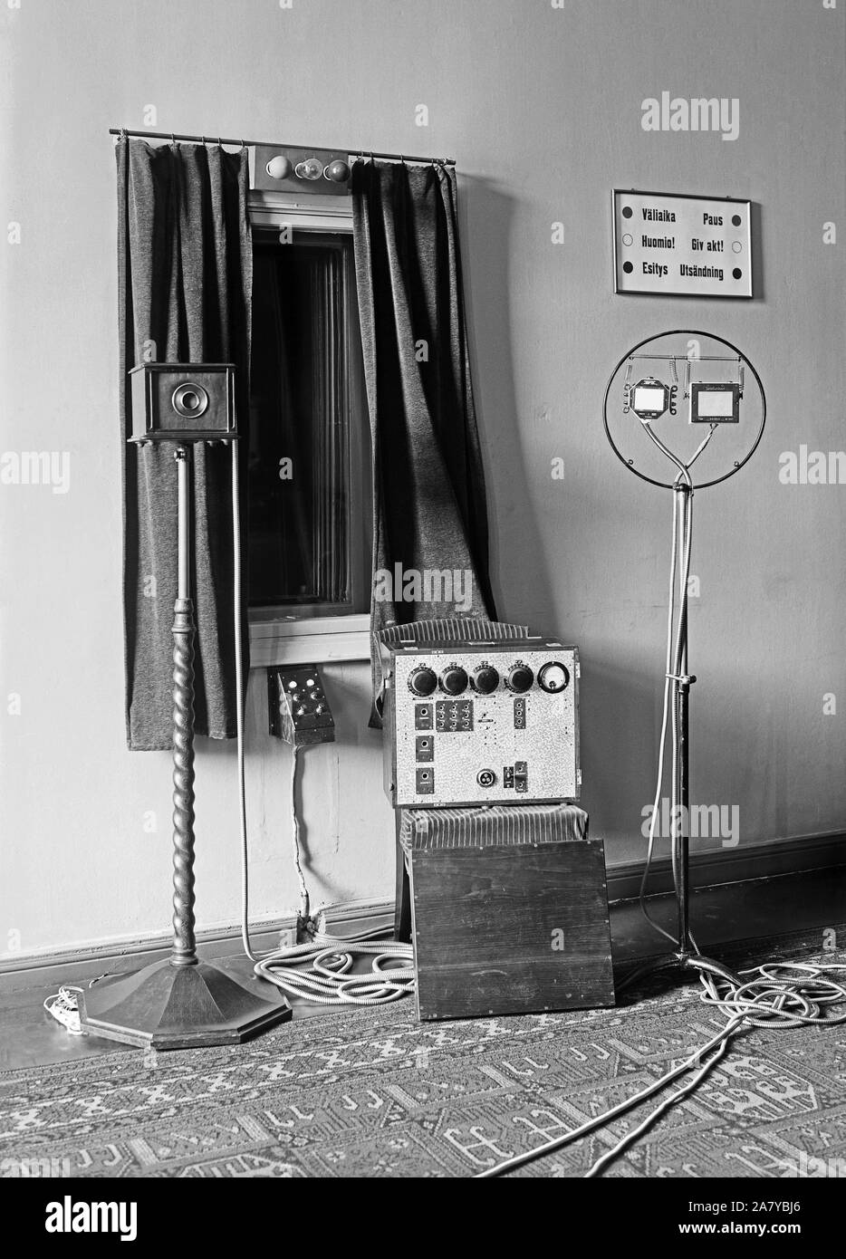La Finnish Broadcasting Company en 1927, 'Le Petit Studio' à l'Aleksanterinkatu . Sur la gauche le premier microphone à condensateur. Plus d'autres micros et périphériques. Banque D'Images