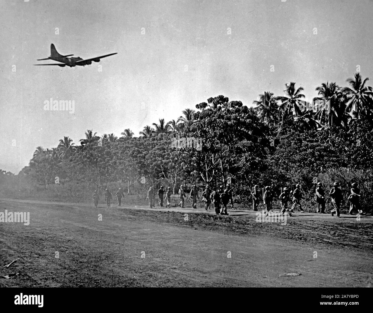 B17 au-dessus de l'Armée de marines à Guadalcanal Banque D'Images