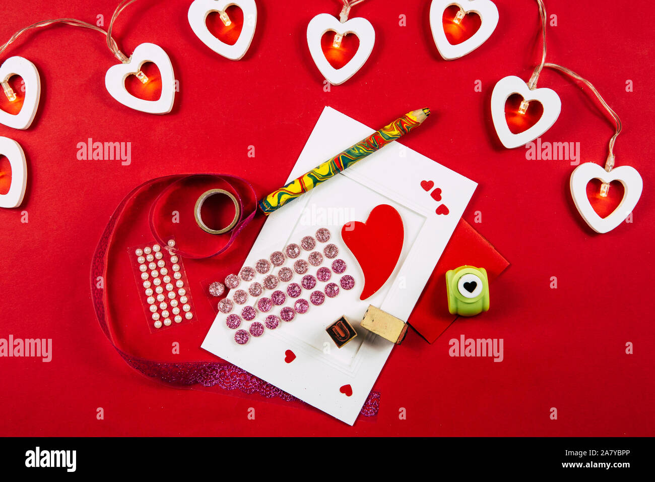 Carte de voeux faire concept. Divers outils d'art et d'artisanat sur table. Banque D'Images