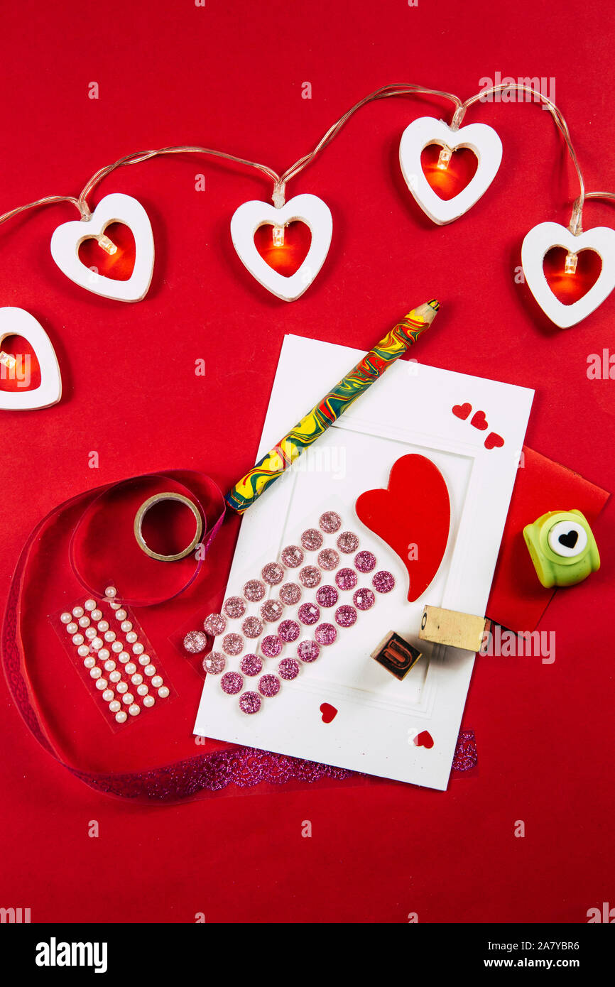 Carte de voeux faire concept. Divers outils d'art et d'artisanat sur table. Banque D'Images